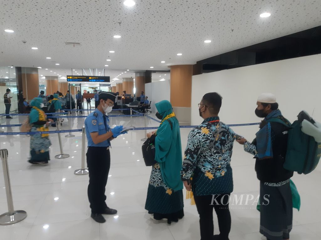 Petugas memeriksa dokumen calon jemaah umrah di Terminal Bandara Internasional Jawa Barat (BIJB) Kertajati, Kabupaten Majalengka, Minggu (20/11/2022). Setelah dua tahun vakum, Bandara Kertajati kembali melayani penerbangan umrah. Terakhir, bandara menerbangkan calon jemaah umrah awal 2020.
