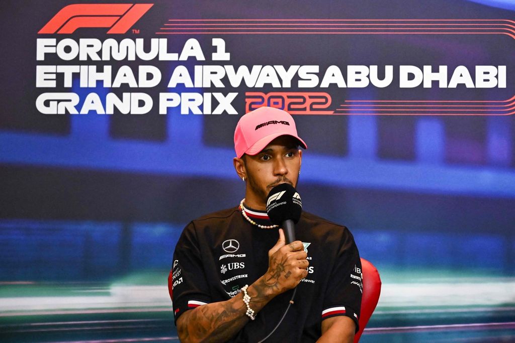 Pebalap Mercedes Lewis Hamilton berbicara dalam konferensi pers menjelang Grand Prix Formula 1  terakhir musim 2022 yaitu seri Abu Dhabi di Sirkuit Yas Marina, Kamis (17/11/2022). 
