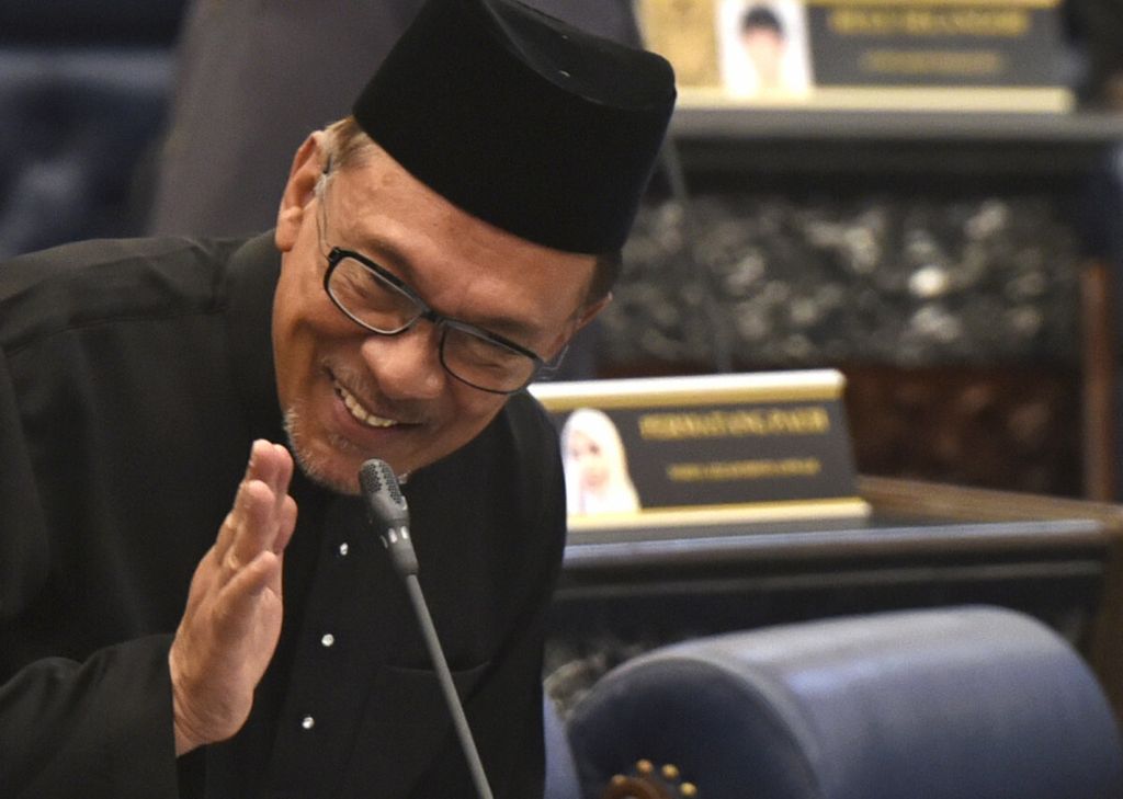 Ketua Oposisi Malaysia  Anwar Ibrahim menghadiri sidang parlemen pada Oktober 2018. Pakatan Harapan pimpinan Anwar akan ikut pemilu Malaysia pada 19 November 2022. Sejumlah jajak pendapat menunjukkan, hingga 5 juta dari 21 pemilih Malaysia berpeluang memilih Pakatan Harapan. 