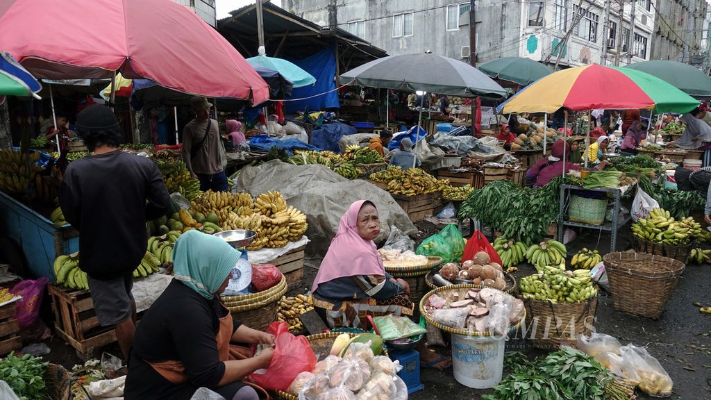 Penjual sayur mayur menunggu pembeli di Pasar Smep, Kota Bandar Lampung, Lampung, Sabtu (15/10/2022). Empat pekan setelah kenaikan harga BBM, tingkat belanja masyarakat sedikit lebih rendah. Pertumbuhan konsumsi rumah tangga berpotensi melambat. Berdasarkan Survei Pemantauan Harga pada minggu kedua Oktober 2022, Bank Indonesia (BI) memperkirakan, tingkat inflasi sampai pekan kedua Oktober 2022 sebesar 0,05 persen secara tahunan. 