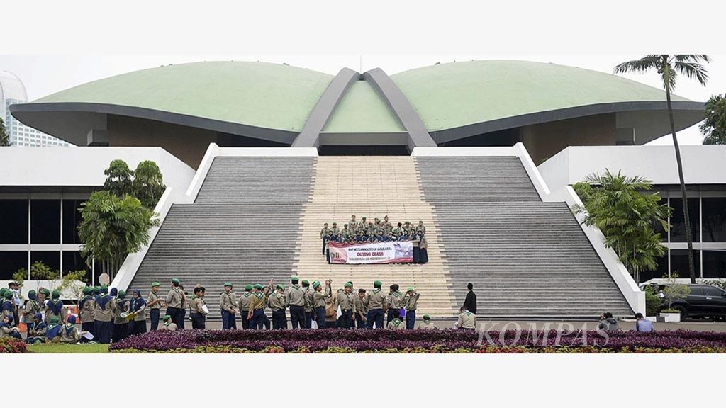 Para siswa berfoto bersama di depan Gedung Kura-kura usai mengunjungi Museum DPR di Kompleks Parlemen, Senayan, Jakarta, Rabu (14/2/2018).  