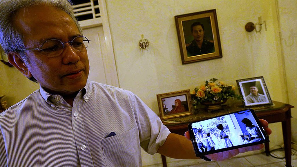 Rianto Nurhadi, putra ketiga pahlawan revolusi Mayjen MT Haryono, menunjukkan foto Aiunun yang tinggal dengan keluarga mereka di kawasan Menteng, Jakarta Pusat, Jumat (31/8). 