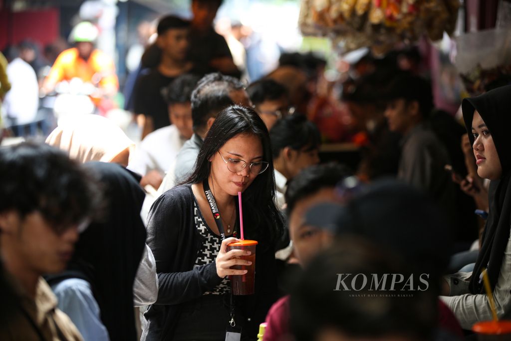 Karyawan menikmati santap siang di kawasan Kuningan, Jakarta Selatan, Selasa (27/2/2024). 