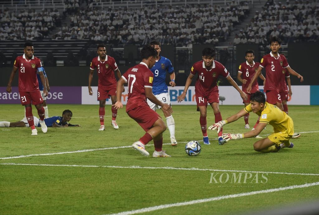 Penjaga gawang Indonesia Ikram Al Giffari mengambil bola liar saat melawan Ekuador dalam laga penyisihan Grup A Piala Dunia U-17 2023 di Stadion Gelora Bung Tomo, Surabaya, Jumat (10/11/2023). Indonesia akan menghadapi Panama pada lanjutan pertandingan Grup A, Senin (13/11/2023).