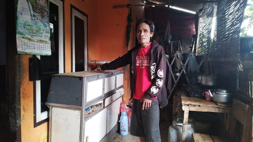 Ujang Zaenal Mustofa (54), tetangga Duloh, menceritakan bagaimana pertama kali dia menemukan kopi beracun di depan rumahnya di Kampung Babakan Mande, Desa Gunungsari, Kecamatan Ciranjang, Kabupaten Cianjur, Jawa Barat, Minggu (22/1/2023).