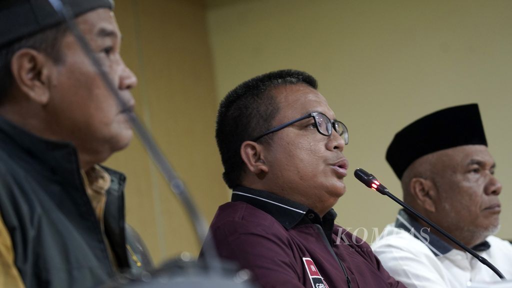 Ketua tim advokasi Partai Ummat Denny Indrayana (tengah) beserta tim advokasi Partai Ummat lainnya ketika menggelar konferensi pers di kantor Badan Pengawas Pemilihan Umum (Bawaslu), Jakarta, setelah menyerahkan berkas permohonan penyelesaian sengketa proses Pemilu 2024, Jumat (16/12/2022). 