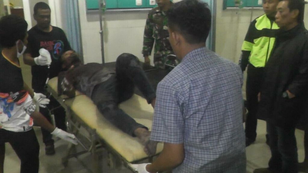 Korban carok atau perkelahian dua lelaki dengan celurit di Lumajang, Jawa Timur.