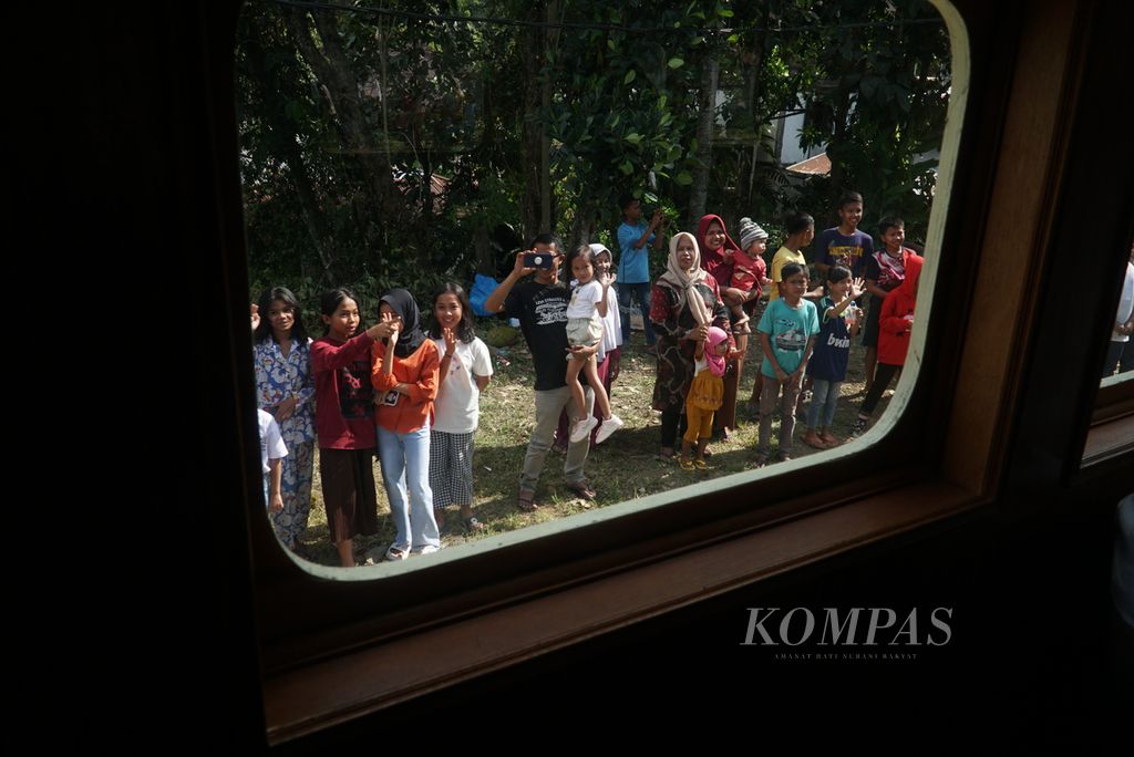 Suasana di dalam gerbong kereta api uap Mak Itam yang melakukan perjalanan perdana saat diresmikan di Stasiun Sawahlunto, Kelurahan Pasar, Kecamatan Lembah Segar, Kota Sawahlunto, Sumatera Barat, Selasa (20/12/2022).