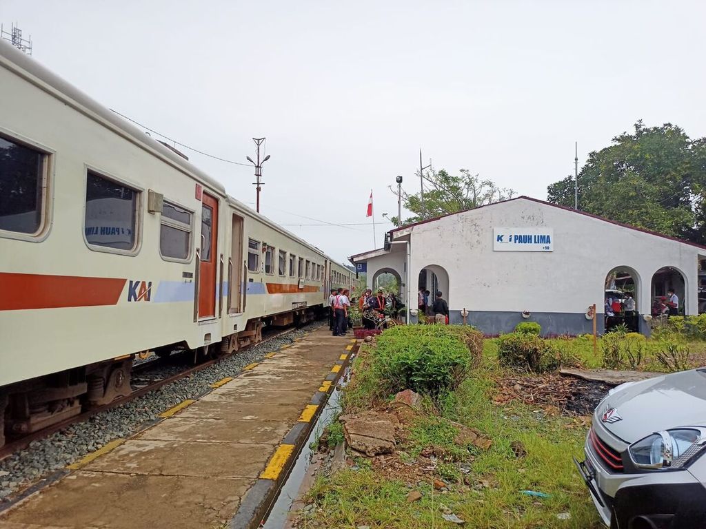 Suasana di Stasiun Pauh Lima di Kelurahan Limau Manis, Kecamatan Pauh, Kota Padang, Sumatera Barat, yang mulai melayani kereta penumpang Kereta Api Sibinuang, Rabu (1/3/2023).