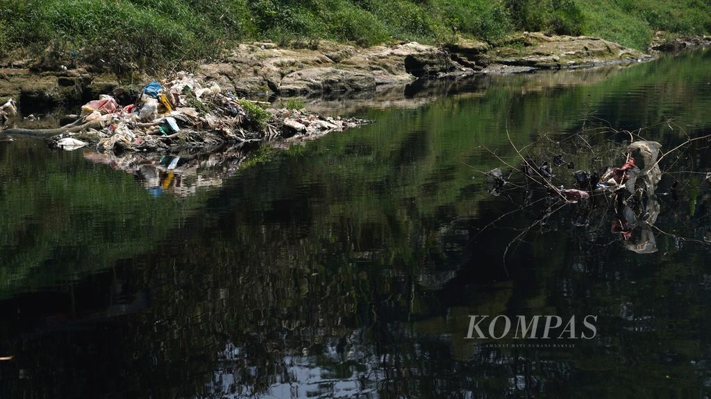 Sungai Cileungsi airnya menghitam dan menimbulkan bau tak sedap di Bojong Kulur, Kecamatan Gunung Putri, Kabupaten Bogor, Jawa Barat, Jumat (15/9/2023). Warga yang bermukim di sekitar aliran Sungai Cileungsi menduga pencemaran berasal dari limbah industri. 