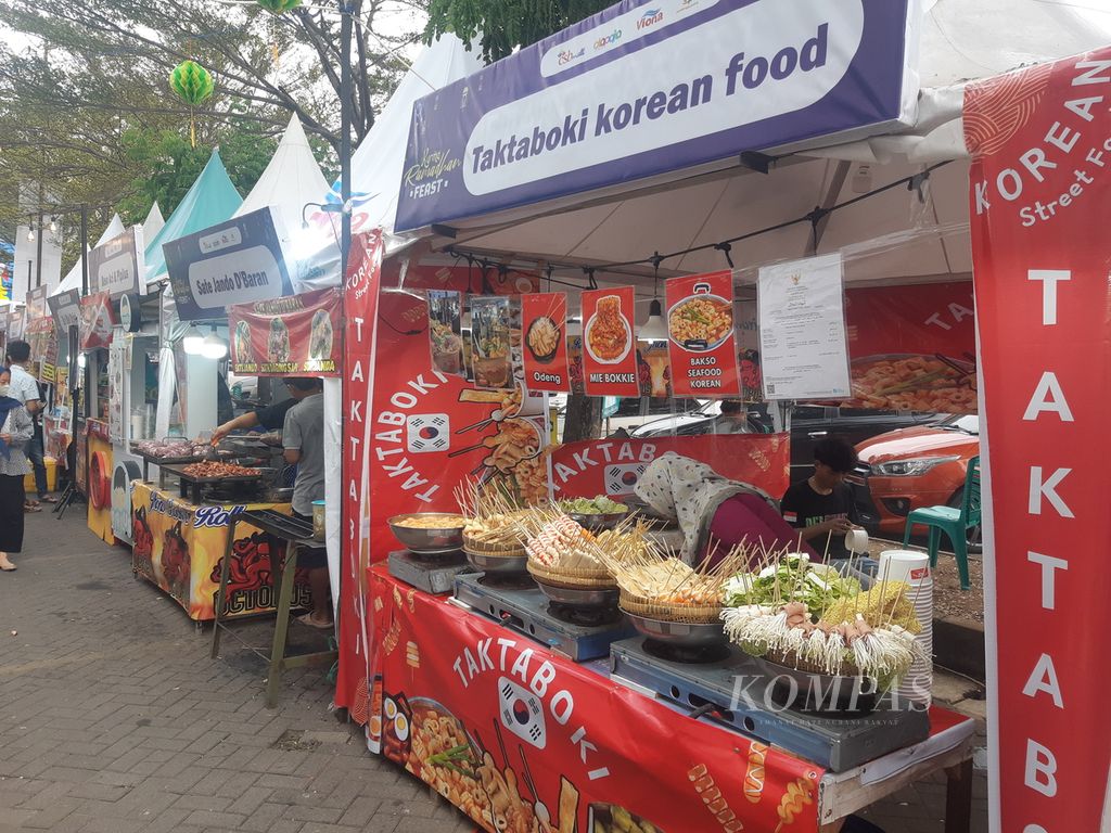 Sejumlah warga mengunjungi Festival Kuliner Ramadan di lapangan parkir CSB Mall, Kota Cirebon, Jawa Barat, Rabu (27/3/2024). Kegiatan yang menyajikan aneka kuliner usaha mikro kecil menengah itu berlangsung dari 22 Maret hingga 7 April 2024.
