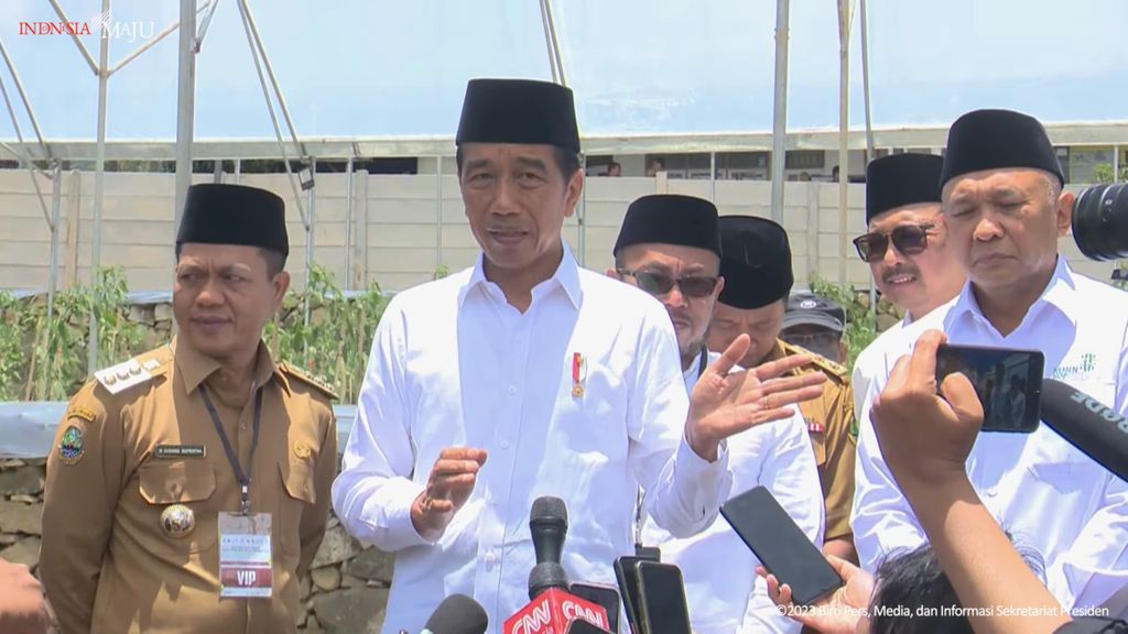 Presiden Joko Widodo menjawab pertanyaan media saat mengunjungi Koperasi Pondok Pesantren Al-Ittifaq di Bandung, Jawa Barat, Senin (6/3/2023).