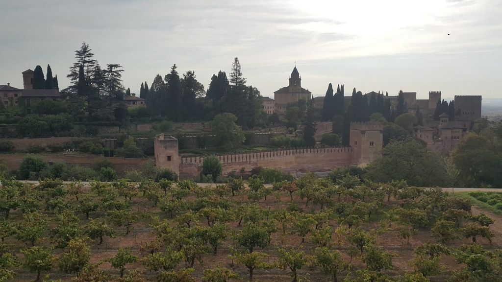 Pemandangan kompleks Istana Alhambra di Granada, Spanyol, Selasa (5/9/2023). 