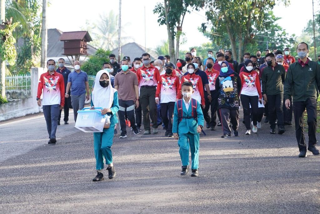 Wakil Presiden Ma'ruf Amin dan Nyonya Wury serta rombongan berjalan pagi di sela-sela kunjungan kerja di Pangkalpinang, Bangka Belitung, Rabu (15/6/2022). Pagi ini, Wapres melanjutkan kunker 