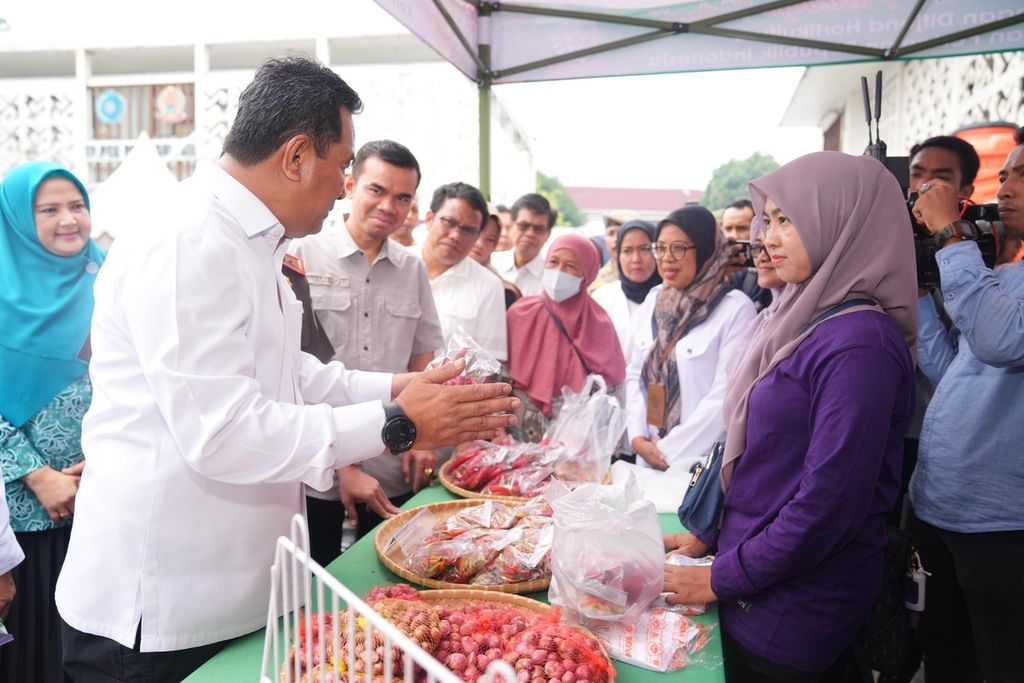 Penjabat Gubernur Sulawesi Selatan Bahtiar Baharuddin meninjau lokasi penjualan bahan kebutuhan pokok di Makassar, Sulsel, Rabu (6/2/2024). Kegiatan ini adalah bagian dari Gerakan Pangan Murah yang dilakukan serentak di Sulsel.