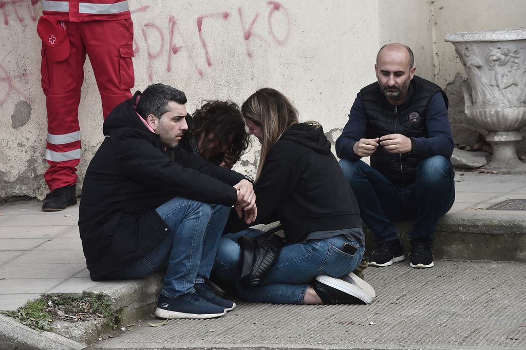 Keluarga korban menunggu di luar Rumah Sakit Umum Larissa di Yunani, 1 Maret 2023. 
