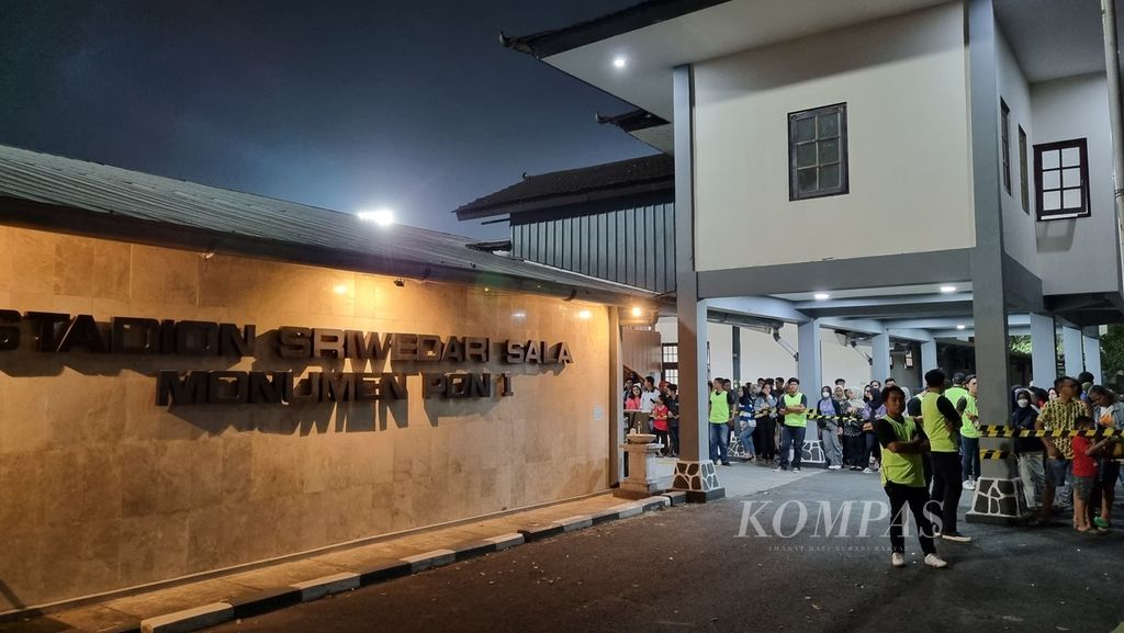 Petugas keamanan membentuk garis pembatas kepada para pendukung yang menyaksikan latihan tim Indonesia U-23 ketika hendak melakukan latihan di Stadion Sriwedari, Surakarta, Jawa Tengah, Senin (11/9/2023). Mereka datang untuk mengabadikan foto dan video pemain idola.