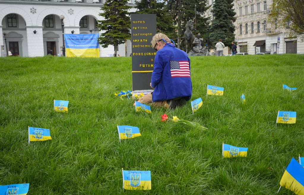 Ryan Wesley Routh mengheningkan cipta mengenang warga asing yang menjadi korban tewas dalam perang Ukraina-Rusia di Kyiv, Ukraina, 30 April 2022. 