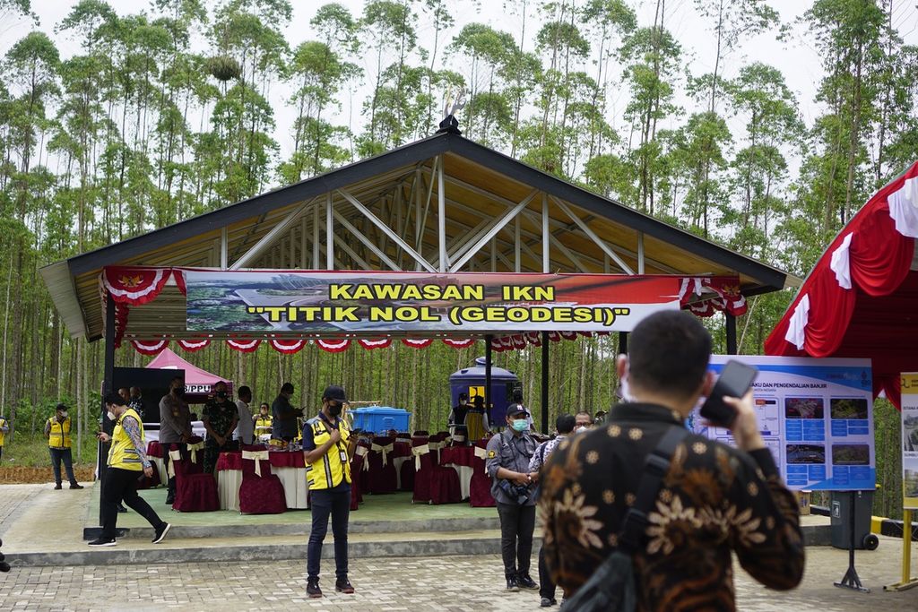 Suasana gazebo berukuran sekitar 7 meter x 7 meter dengan rangka baja ringan dibangun di titik nol IKN Nusantara di kawasan PT ITCI Hutani Manunggal, Kecamatan Sepaku, Penajam Paser Utara, Kalimantan Timur, Rabu (16/2/2022).