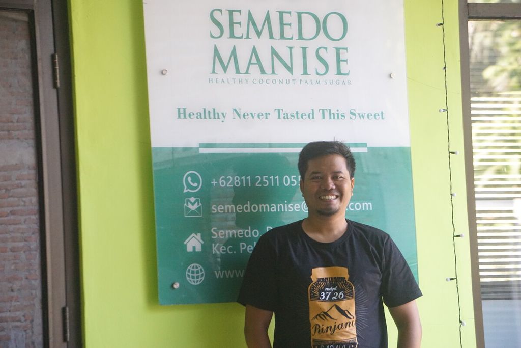 Akhmad Sobirin di rumah produksi gula kristal kelapa Semedo Manise di Desa Semedo, Banyumas, Jawa Tengah, Kamis (7/9/2023).