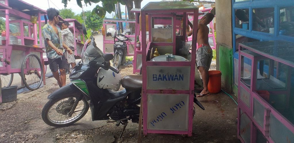 Nyaman memiliki 30 karyawan, lima karyawan di antaranya menjual bakwan dengan menggunakan sepeda motor di Kupang, Jumat (11/2/2022).