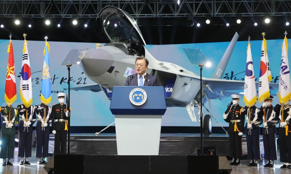 Presiden Korea Selatan Moon Jae-in menyampaikan sambutan dalam penerbangan perdana prototipe jet tempur KF-21 Boramae di Bandara Secheon, pusat fasilitas produksi Korea Aerospace Industries (KAI), 300 kilometer di selatan Seoul. 