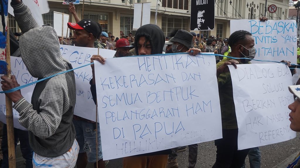 Peserta aksi menyampaikan protes terhadap dugaan pelanggaran HAM di Papua saat demonstrasi di Bandung, Selasa (17/9/2019)