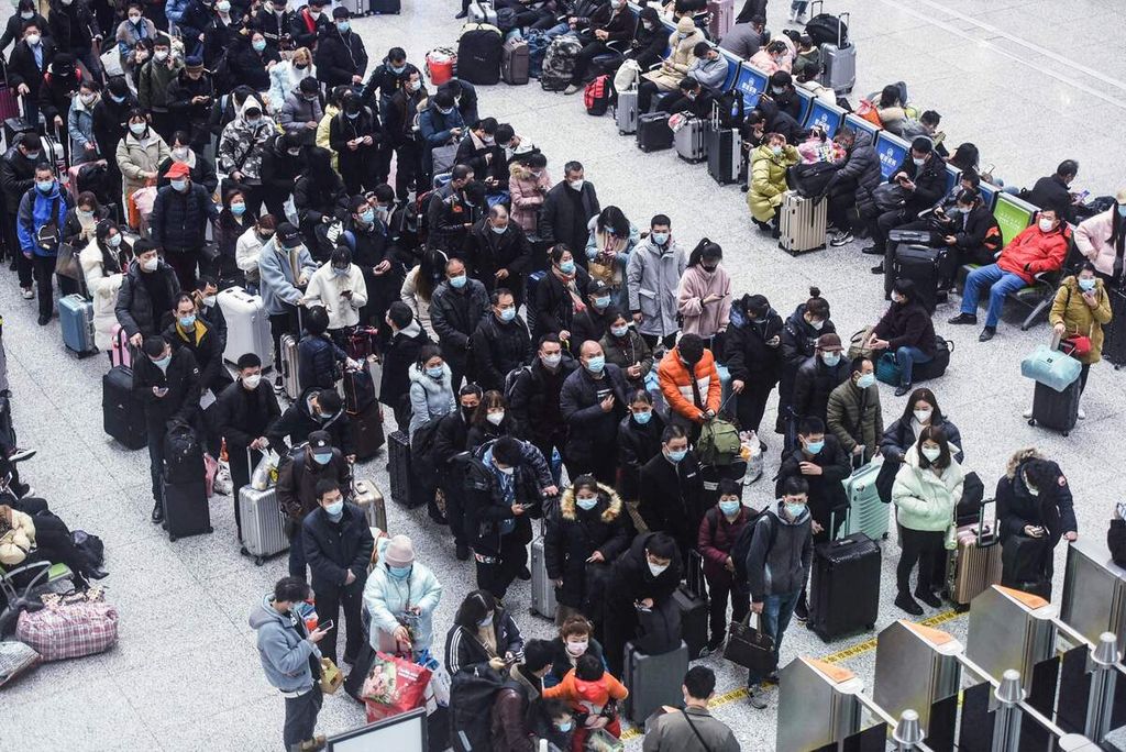 Para penumpang mengantre di Stasiun Kereta Hanzhou Timur dalam masa mudik menjelang Tahun Baru Imlek, yang akan jatuh pada 1 Februari, di Hangzhou, Provinsi Zhejiang, China timur, 29 Januari 2022.