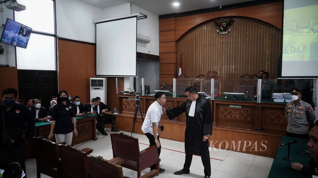 Pengacara Ronny Talapessy (kanan) mendampingi kliennya, terdakwa Richard Eliezer Pudihang Lumiu, dalam sidang pembacaan vonis di Pengadilan Negeri Jakarta Selatan, Jakarta, Rabu (15/2/2023). 
