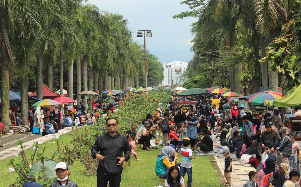 Suasana keramaian pengunjung pasar tumpah di Monumen Perjuangan Rakyat Jawa Barat, Kota Bandung, Minggu (19/12/2021). Masih banyak warga tidak memakai masker dan abai menerapkan jaga jarak dalam kerumunan tersebut sehingga berpotensi meningkatkan penularan Covid-19. 
