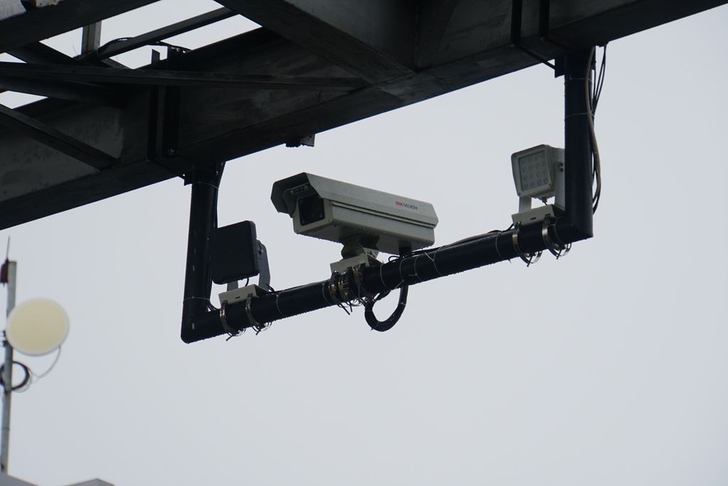 Seperangkat kamera pemantau pelanggaran lalu lintas terpasang di ruas jalan  (23/3/2021).