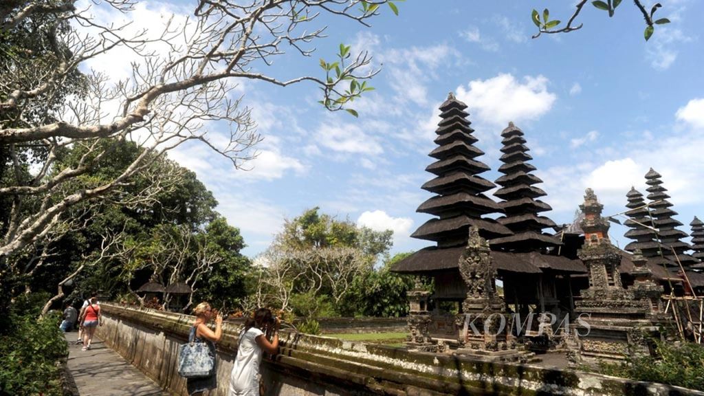 Turis asing mengabadikan keindahan Pura Taman Ayun di Mengwi, Kabupaten Badung, Bali, Senin (15/8/2016). 
