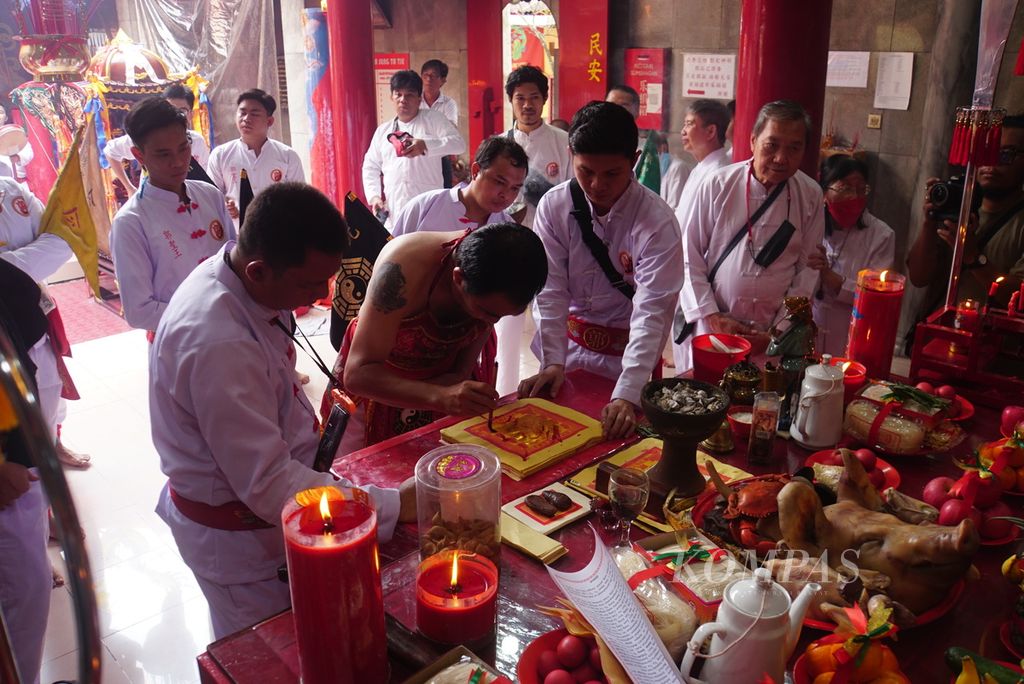 Seorang <i>tang sin </i>melaksanakan prosesi <i>tiam hio </i>dalam rangkaian Cap Go Meh di Manado, Sulawesi Utara, Minggu (5/2/2023). Pawai ini diikuti 10 tangsin dari tujuh tempat ibadah Tri Dharma. 
