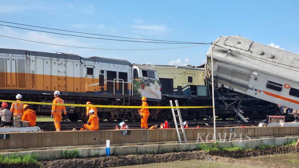 Rangkaian kereta api anjlok masuk ke sawah akibat kecelakaan di Cicalengka, Kabupaten Bandung, Jawa Barat, Jumat (5/1/2024). Penyebab kecelakaan masih diselidiki.