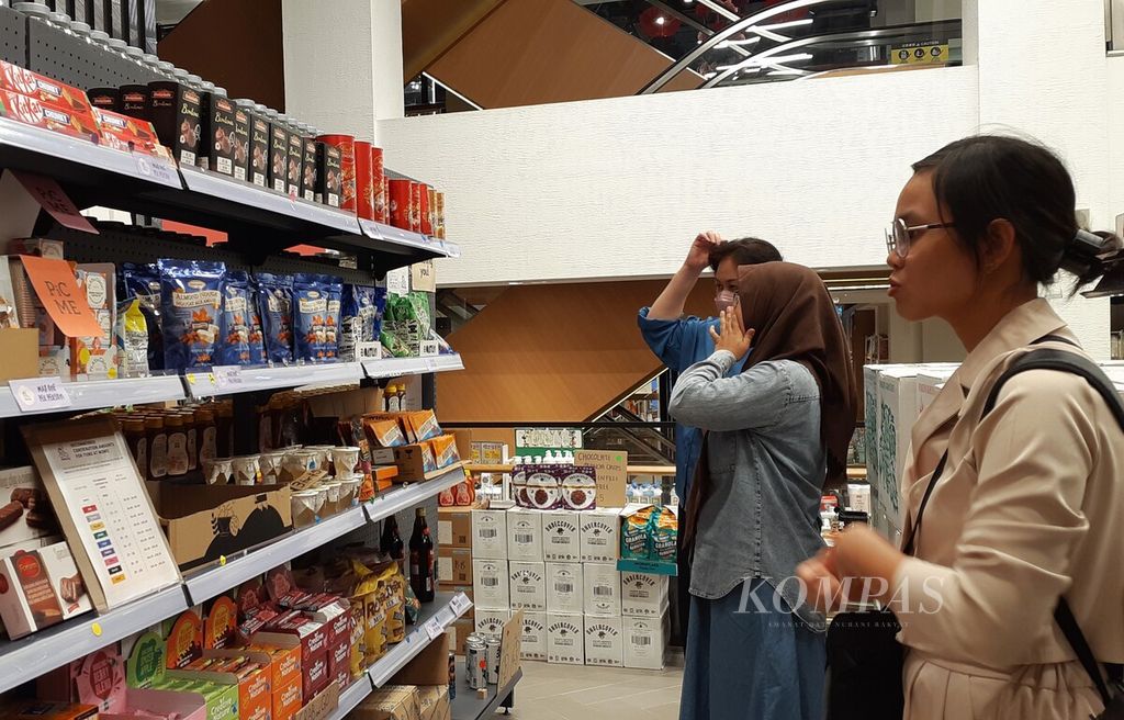 Peserta program kunjungan jurnalis oleh Singapore International Foundation (SIF) mengamati barang yang dijual di toko wirausaha sosial MoNo SG, Singapura, Senin (9/10/2023). 