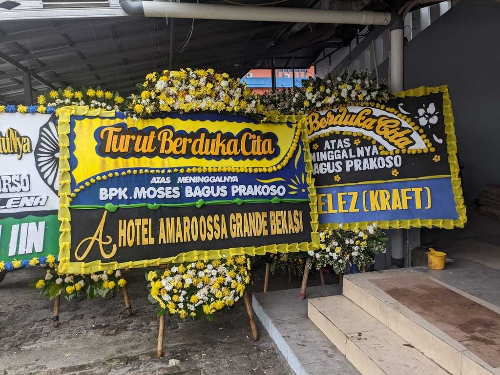 Karangan bunga ucapan belasungkawa bagi Moses Bagas Prakoso (33) di Rumah Duka Taman Harapan Baru, Bekasi, Jawa Barat, Jumat (16/6/2023).