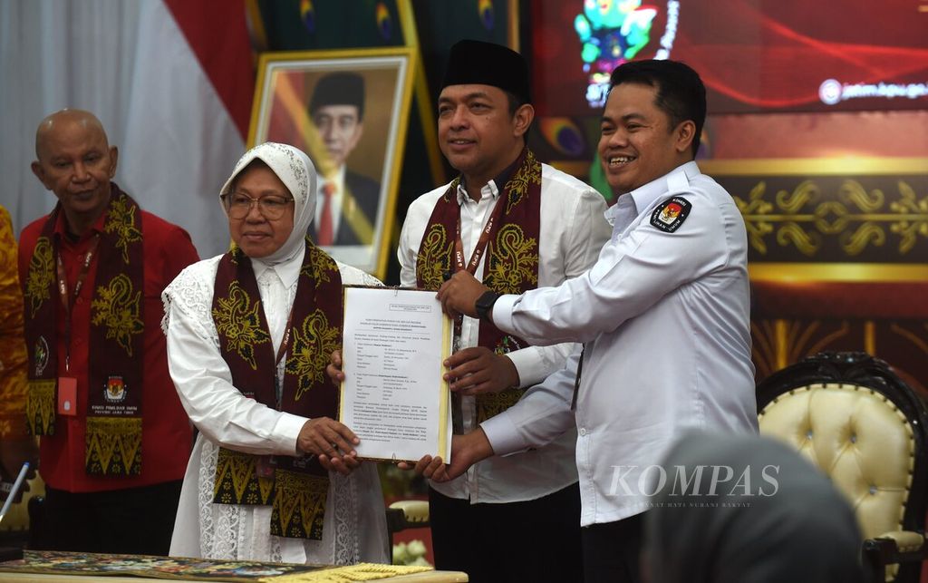 Pasangan calon gubernur dan wakil gubernur Tri Rismaharini dan Zahrul Azhar Asumta mendaftarkan diri ke Kantor KPU Jawa Timur, Surabaya, Kamis (29/8/2024). 