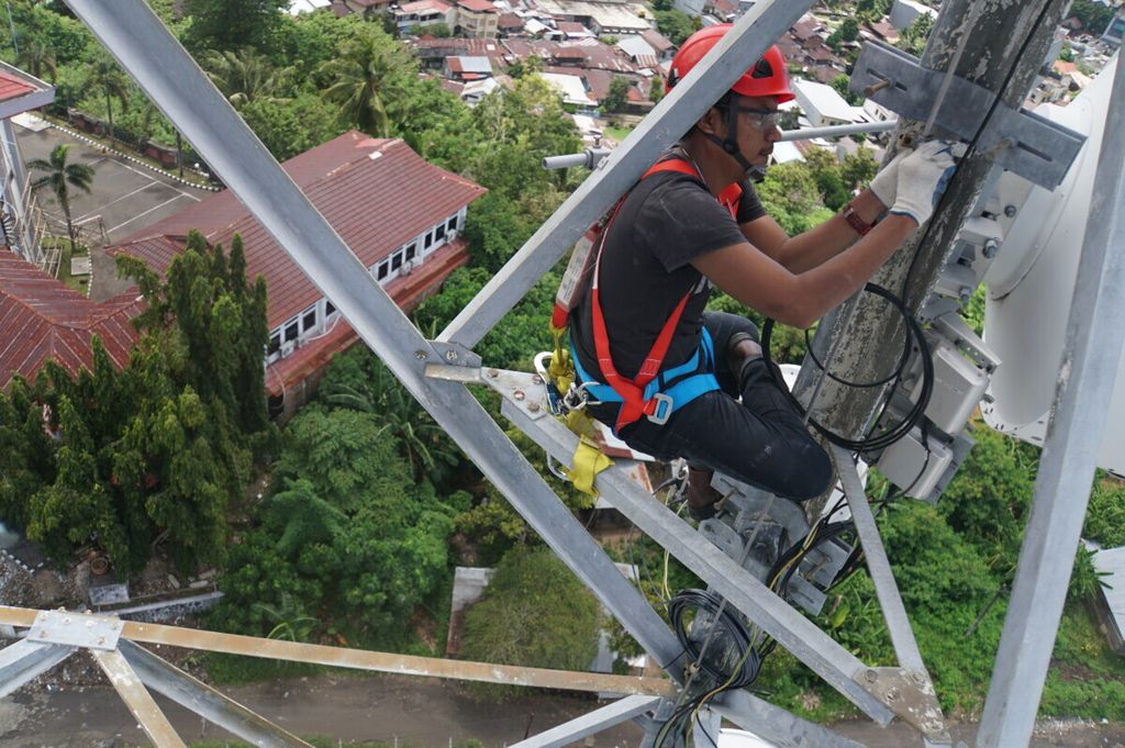 Riyal, seorang teknisi peralatan telekomunikasi nirkabel, mengecek kondisi kabel menara BTS milik penyedia layanan telepon seluler XL Axiata di Kelurahan Tanjung Batu, Kecamatan Wanea, Kota Manado, Sulawesi Utara, Sabtu (29/02/2020). Pengecekan rutin BTS itu untuk memastikan layanan 5G XL Axiata telah berfungsi pascafiberisasi, yaitu pemasangan kabel optik, di 40 persen dari sekitar 105.000 BTS yang dimiliki perusahaan tersebut.