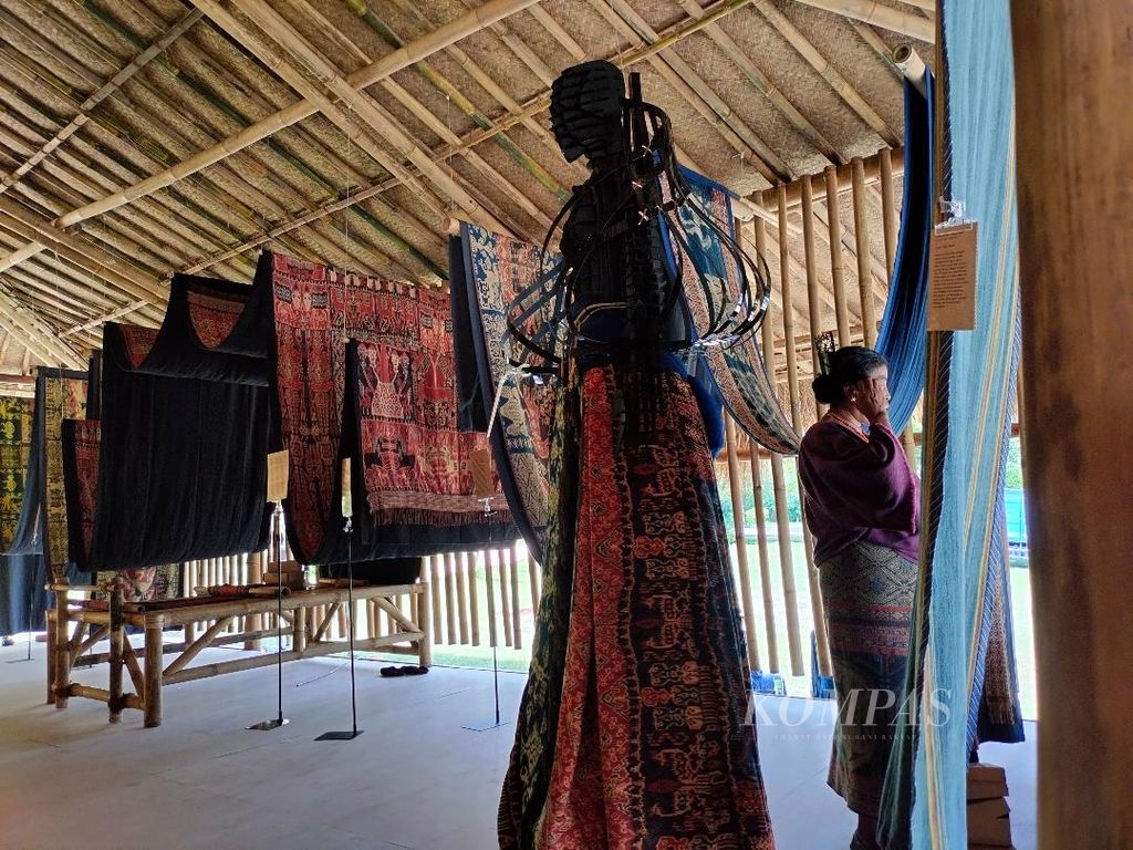 Beagam motif dan warna kain tenun Sumba dipamerkan dalam Festival Tenun Nusantara di kompleks Taman Wisata Candi Borobudur, Kabupaten Magelang, Jawa Tengah, Kamis (1/12/2022).