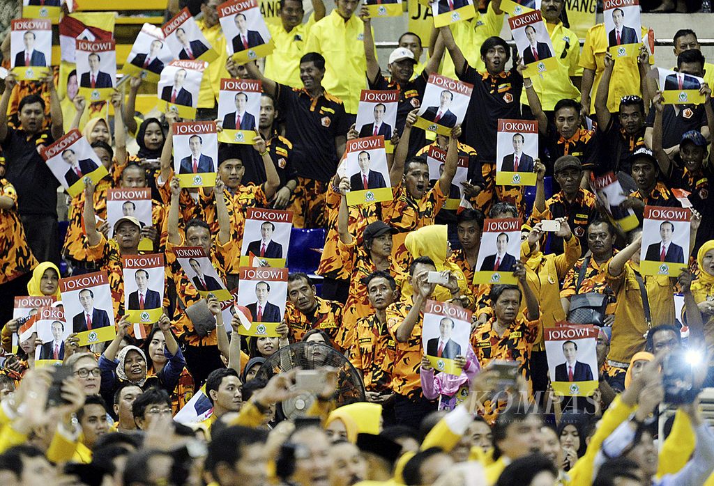 President Joko Widodo's poster colorized the closing of the Golkar Party's National Working Meeting at Istora Senayan in Jakarta on Thursday (28/7/2016). In the event, the Golkar Party declared its support for Joko Widodo for the presidential election in 2019.