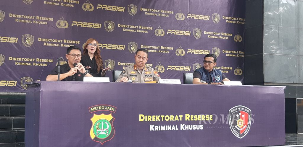 Rilis kasus kabar bohong dan penyebaran opini negatif kepada kepolisian terkait pengungkapan barang bekas ilegal, di Markas Polda Metro Jaya, Jakarta, Kamis (6/4/2023).
