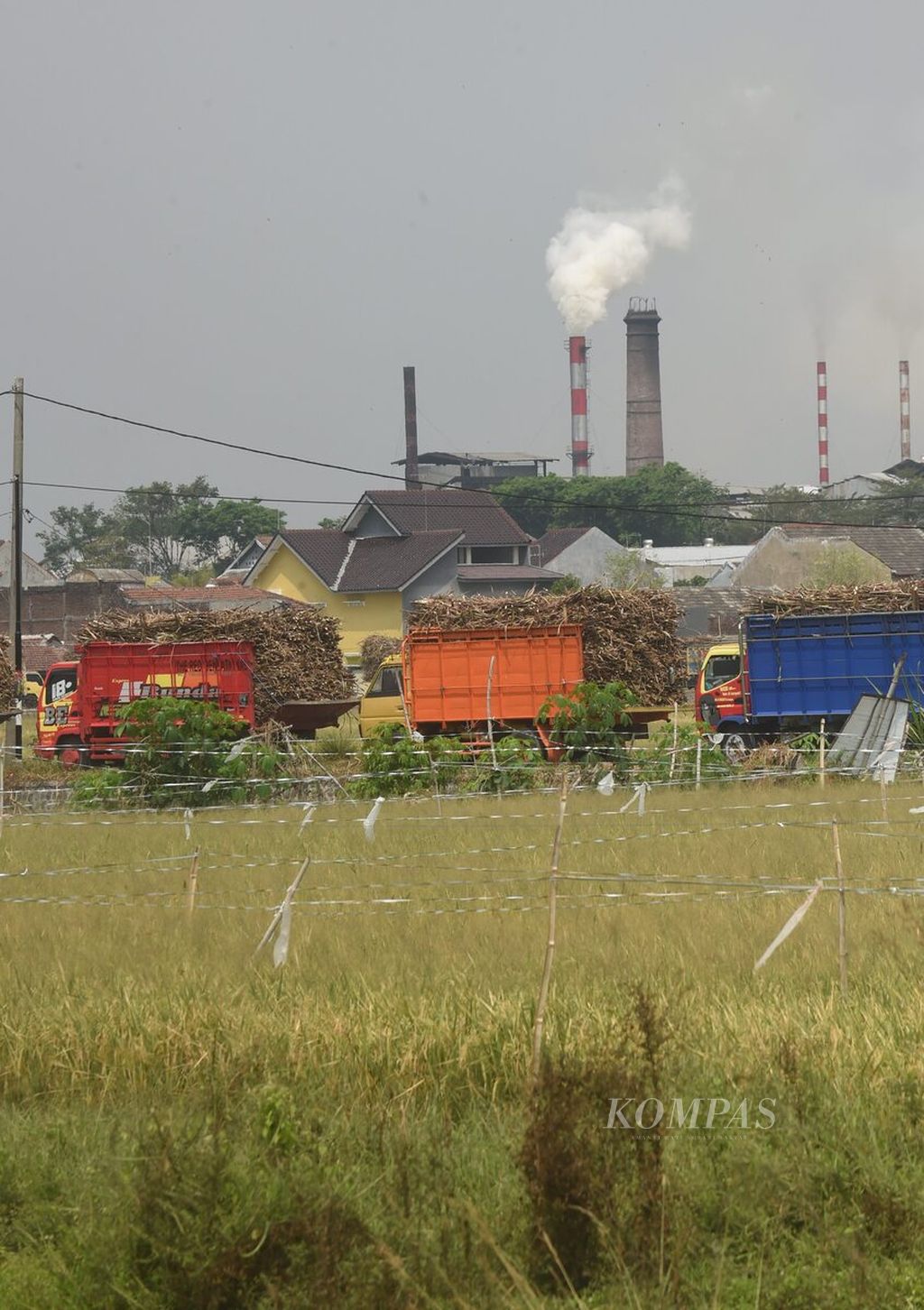 Antrean truk pengangkut tebu di Pabrik Gula (PG) Djombang Baru, Jombang, Jumat (9/8/2024). Di tahun 2024 ini, PG Djombang Baru mempunyai target produksi gula kristal putih sebesar 14.329,78 ton. PG tersebut telah memulai musim giling pada Mei lalu dan kini mencapai puncaknya.