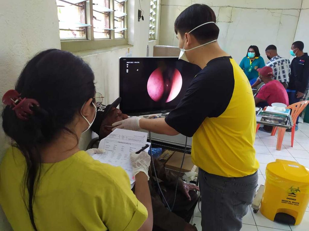 Anggota tim dari Universitas Indonesia bagian endoskopi sedang melakukan pemeriksaan kesehatan pasien kusta di RS St Damian Lewoleba, NTT, Jumat (29/7/2022).