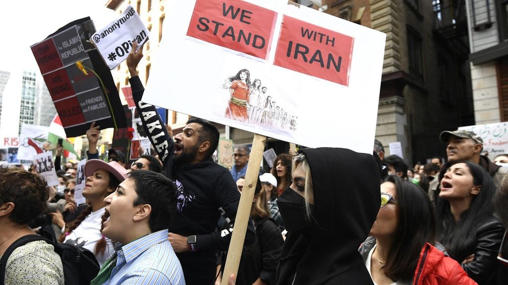 Anggota komunitas Iran dan pendukungnya menggalang solidaritas dengan pengunjuk rasa di Iran, setelah Mahsa Amin meninggal dalam tahanan polisi karena diduga tidak mengenakan jilbab, di Ottawa, Ontario, Kanada, minggu (25/9/2022) waktu setempat.
