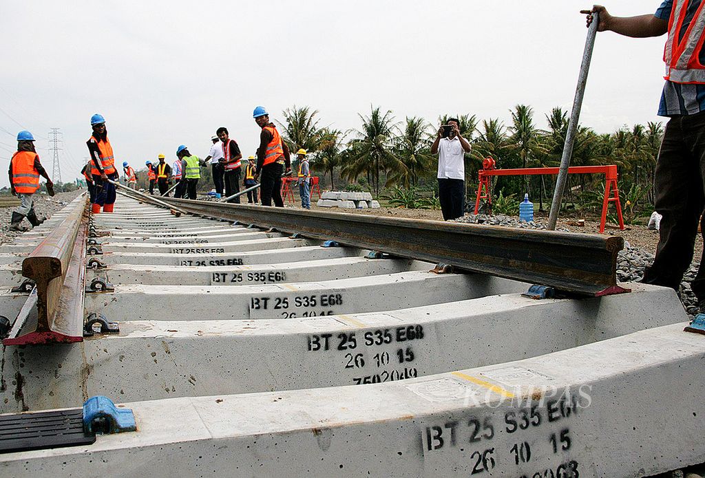 Ilustrasi _ Pekerja memasang rel pertama jalur kereta api (KA) trans-Sulawesi di Desa Lalabata, Kecamatan Tanete Rilau, Kabupaten Barru, Sulawesi Selatan, Jumat (13/11/2015). 