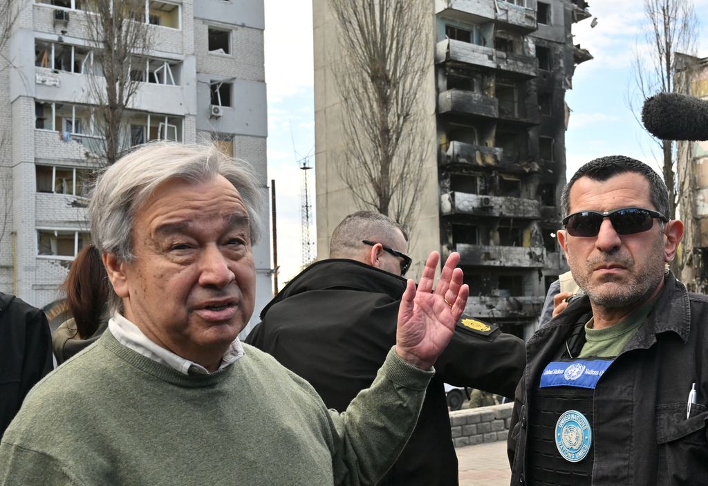 Sekretaris Jenderal Perserikatan Bangsa-Bangsa Antonio Guterres, Kamis (28/4/2022), mengunjungi Borodianka, tidak jauh dari ibu kota Ukraina, Kiev, dan melihat kehancuran gedung dan rumah warga akibat serangan rudal serta artileri berat militer Rusia. 