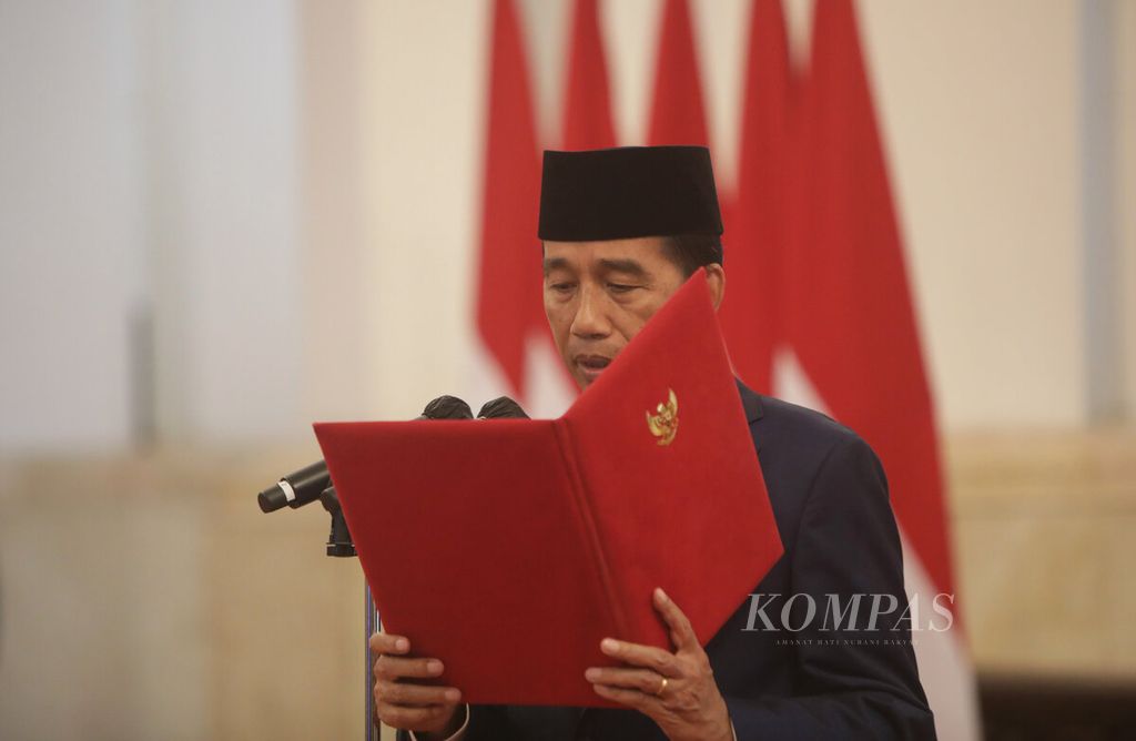 Presiden Joko Widodo melantik anggota Dewan Pengawas dan anggota Badan Pelaksana Badan Pengelola Keuangan Haji (BPKH) di Istana Negara, Jakarta, Senin (17/10/2022). Presiden Joko Widodo melantik tujuh anggota dewan pengawas dan tujuh anggota badan pelaksana BPKH periode 2022-2027. 