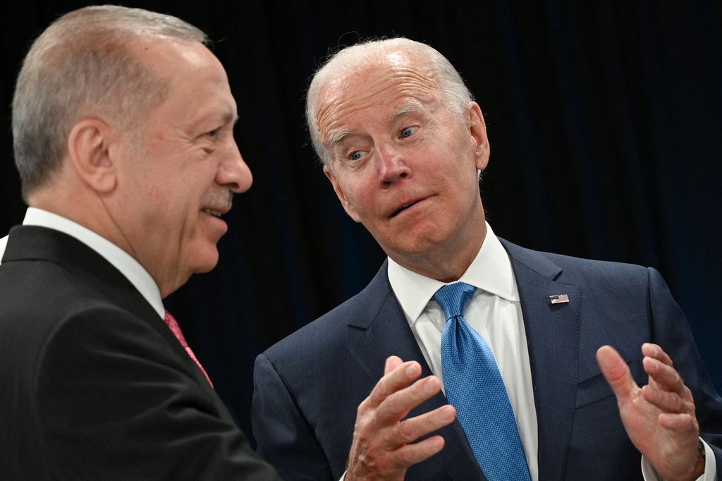 Presiden Turki Recep Tayyip Erdogan (kiri) berbincang dengan Presiden AS Joe Biden (kanan) di sela-sela KTT NATO di Madrid, Spanyol, Rabu (29/6/2022). Hubungan AS-Turki sering kali naik turun, terutama setelah Turki memilih menggunakan sistem pertahanan milik Rusia yang dianggap sebagai musuh NATO. 