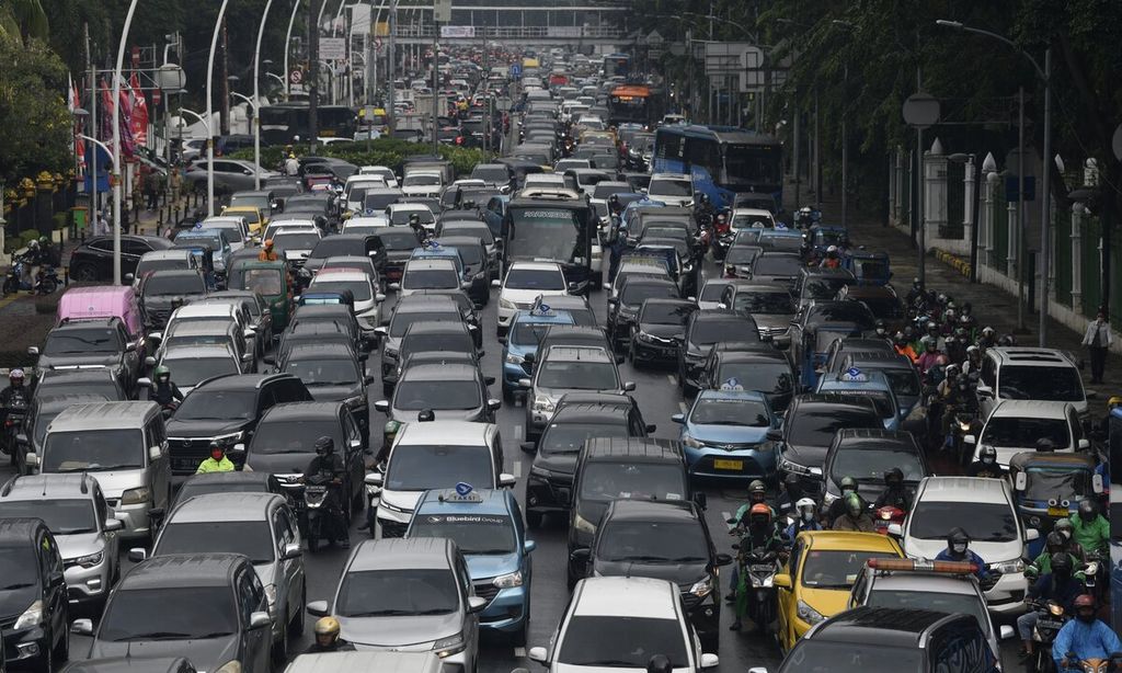 Kendaraan terjebak kemacetan di kawasan Gambir, Jakarta, saat sejumlah ruas jalan ditutup karena unjuk rasa, Kamis (8/9/2022). Selain volume kendaraan yang terus bertambah dan mobilitas warga yang tinggi, penyebab kemacetan di Jakarta semakin kompleks. Kemacetan tidak hanya menambah polusi udara, tetapi juga menyebabkan pemborosan bahan bakar. 