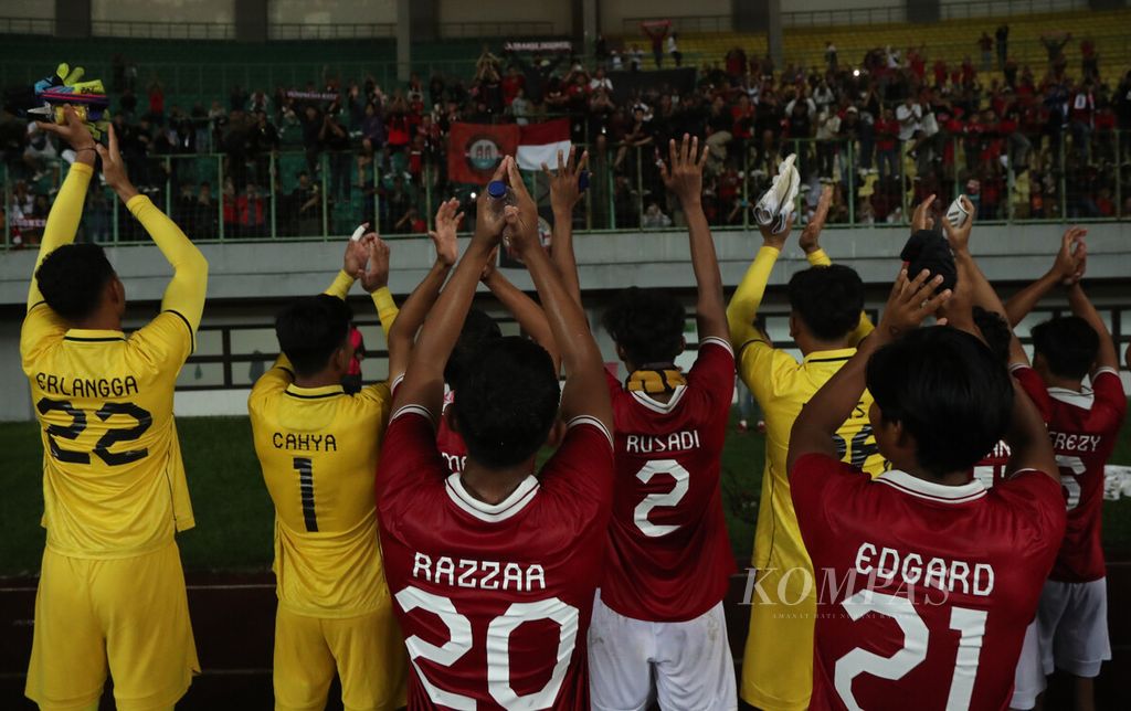 Para pemain timnas sepak bola U-19 Indonesia memberikan tepuk tangan kepada penonton setelah mengalahkan Brunei Darussalam dalam laga penyisihan Grup A Piala AFF U19 2022 di Stadion Patriot Chandrabhaga, Bekasi, Jawa Barat, Senin (4/7/2022). Indonesia menang telak, 7-0. 